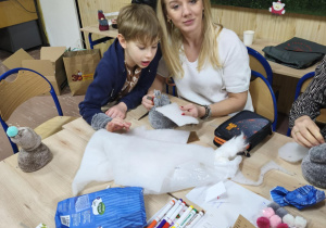 Wszyscy pracują z dużym zaangażowaniem.