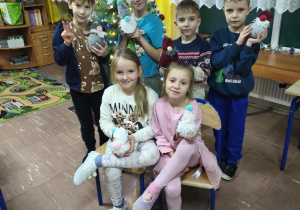 Dzieci prezentują swoje prace.