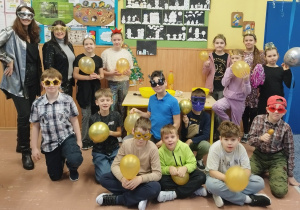 Wspólne zdjęcie uczniów i nauczycielek z klasy 3 b