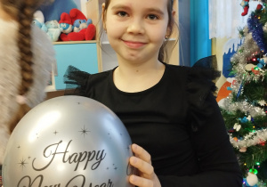 Uczennica z sylwestrowym balonikiem