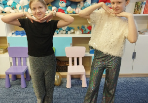 Dwie dziewczynki prezentują taniec