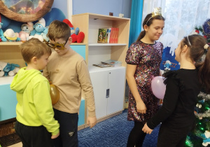 Uczniowie tańczą w parach z balonikami