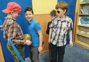 Uczniowie tańczą w parach z balonikami