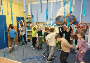 Uczniowie tańczą w parach