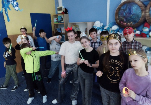 Uczniowie ze świecącymi bransoletkami