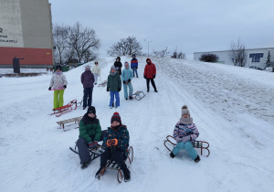 Uczniowie klasy 3 B z sankami na górce