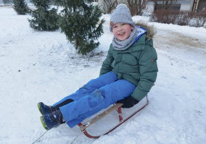 Uczeń klasy 3 B zjeżdża na sankach z górki