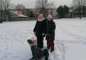Zabawy na śniegu z sankami