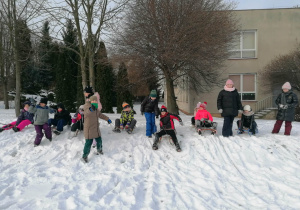 Zabawy na śniegu z sankami