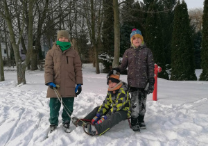 Zabawy na śniegu z sankami