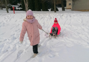 Zabawy na śniegu z sankami