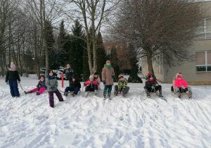 Zabawy na śniegu z sankami