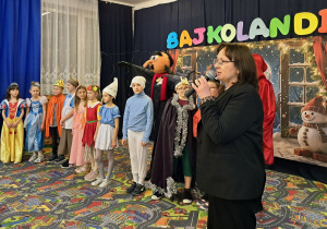 Pani wicedyrektor przedstawia bajkowe postacie