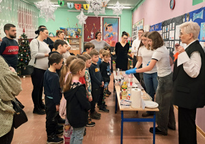 Goście uczestniczą w warsztatach przygotowanych przez nauczycieli i uczniów SP 5