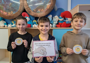 Dzieci ze znaczkami zawierającymi miłe komentarze