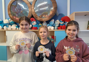 Dzieci ze znaczkami zawierającymi miłe komentarze