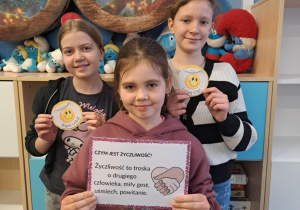 Dzieci ze znaczkami zawierającymi miłe komentarze