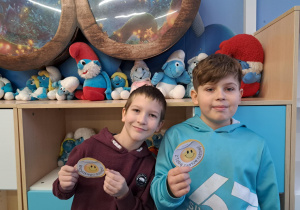 Dzieci ze znaczkami zawierającymi miłe komentarze