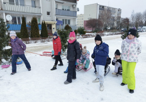 Uczniowie podczas zawodów saneczkowych