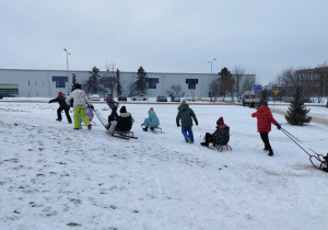Uczniowie podczas zawodów saneczkowych