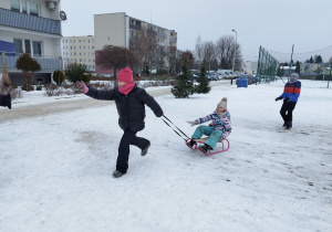 Uczniowie podczas zawodów saneczkowych