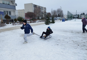 Uczniowie podczas zawodów saneczkowych