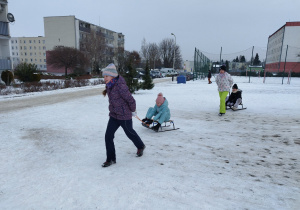 Uczniowie podczas zawodów saneczkowych