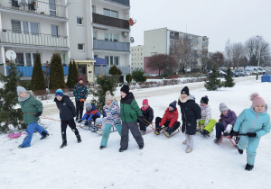 Uczniowie podczas zawodów saneczkowych