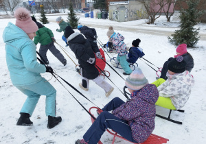 Uczniowie podczas zawodów saneczkowych