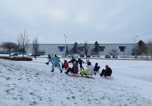 Uczniowie podczas zawodów saneczkowych