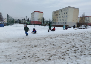 Uczniowie podczas zawodów saneczkowych