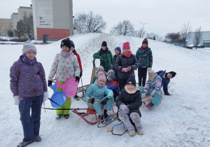 Uczniowie podczas zawodów saneczkowych