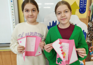 Dzieci prezentują laurki dla babć i dziadków