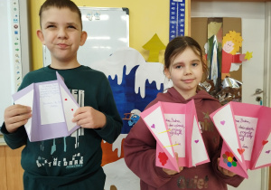 Dzieci prezentują laurki dla babć i dziadków