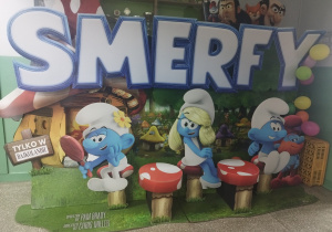 Smerfny stand filmowy w holu Bajkolandii