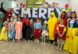 Smerfny stand oraz bajkowe postacie