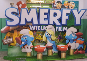 Smerfny stand filmowy w holu Bajkolandii