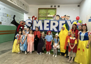 Smerfny stand oraz bajkowe postacie w holu Bakolandii