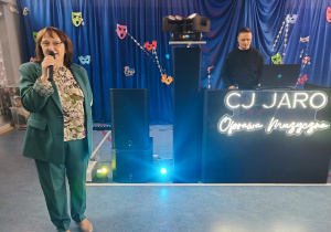 Pani wicedyrektor rozpoczyna zabawę