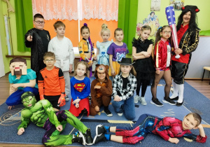 Klasa pierwsza w strojach karnawałowych