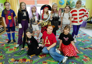 Klasa druga w strojach karnawałowych