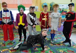 Klasa druga w strojach karnawałowych