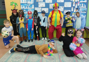 Klasa trzecia w strojach karnawałowych