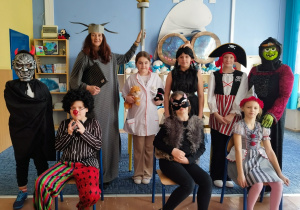 Klasa trzecia w strojach karnawałowych