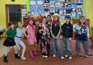 Klasa druga w strojach karnawałowych