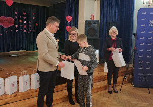 Uczeń z klasy 3b odbierający nagrodę