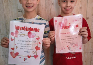 Uczniowie z klasy 1b z dyplomami