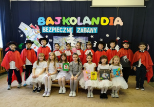 Klasa druga w bajkowych strojach