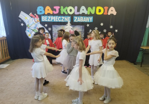 Klasa druga podczas imieninowego występu