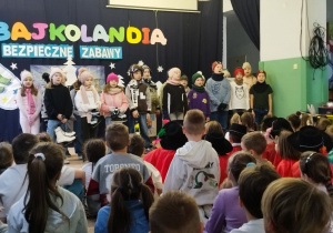 Klasa druga podczas imieninowego występu